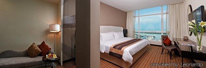 Hatten Hotel Melaka Buitenkant foto A bedroom at the hotel