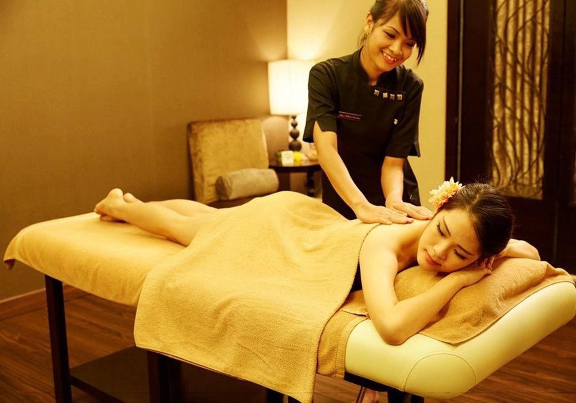 Hatten Hotel Melaka Buitenkant foto A woman receiving a massage