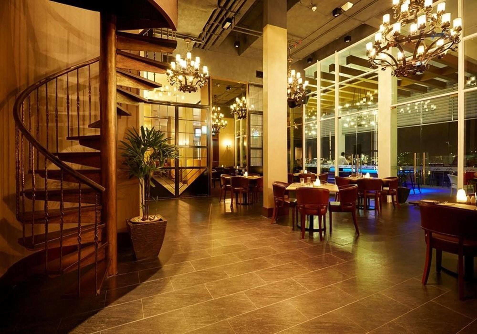 Hatten Hotel Melaka Buitenkant foto The interior of the restaurant