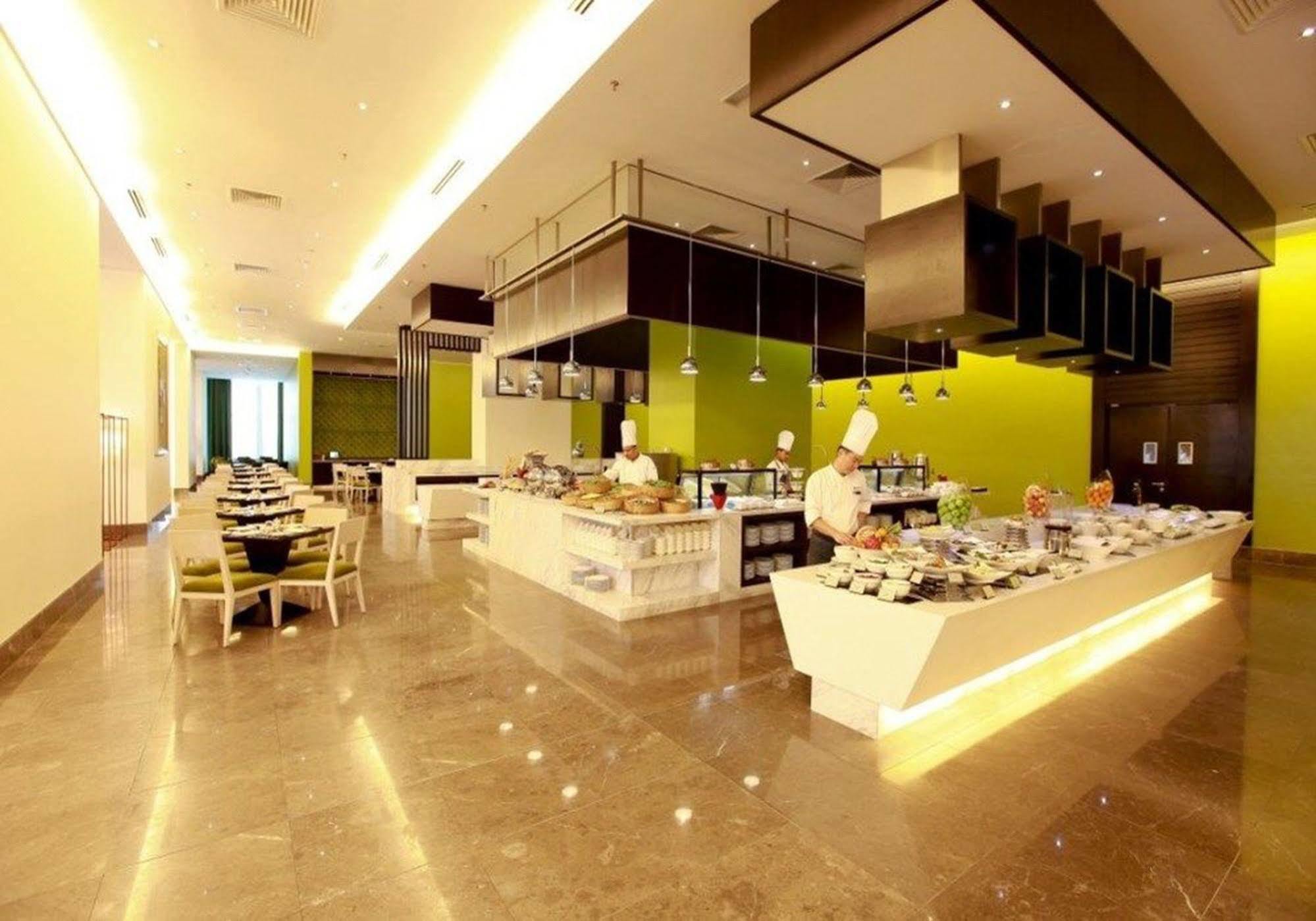 Hatten Hotel Melaka Buitenkant foto The restaurant