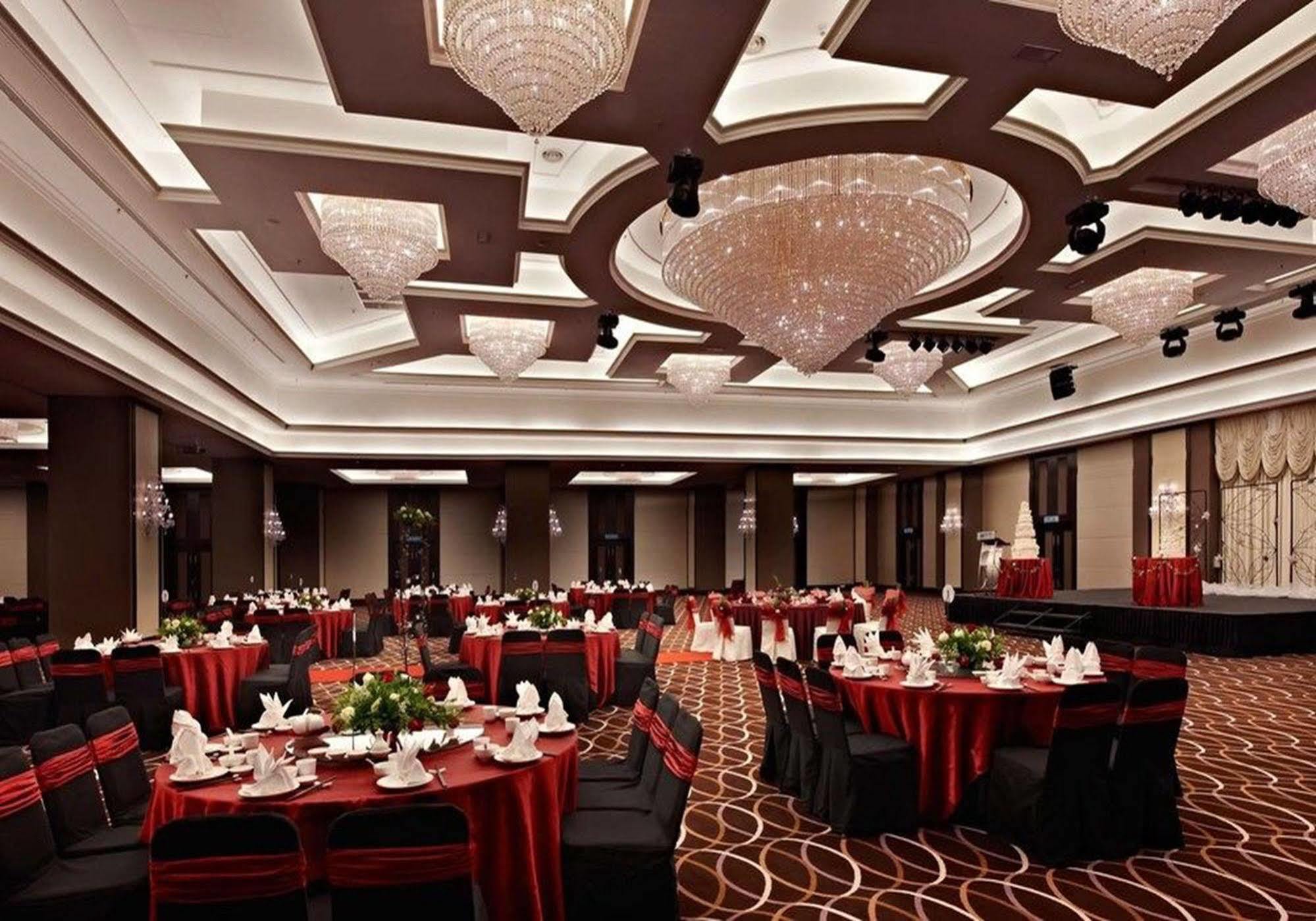 Hatten Hotel Melaka Buitenkant foto The ballroom of the hotel