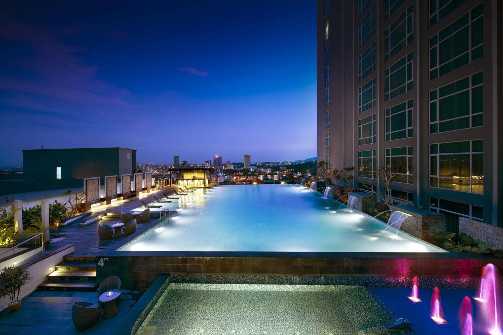 Hatten Hotel Melaka Buitenkant foto The pool at the 39th floor