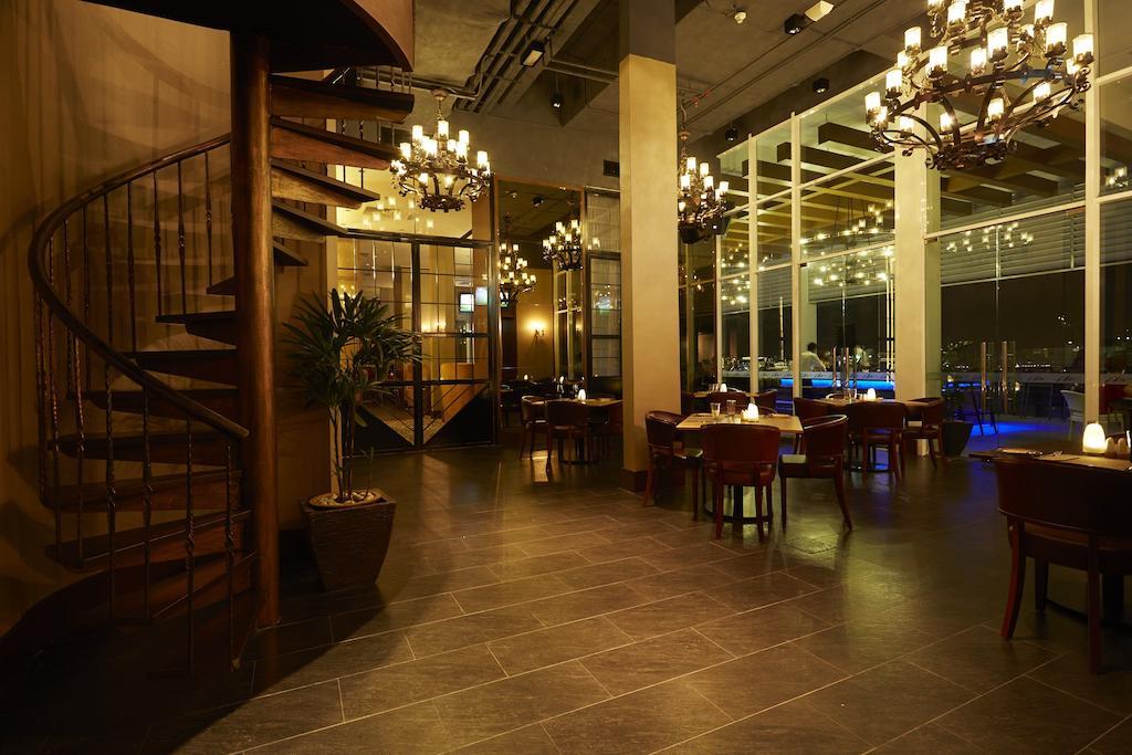 Hatten Hotel Melaka Buitenkant foto The interior of the restaurant