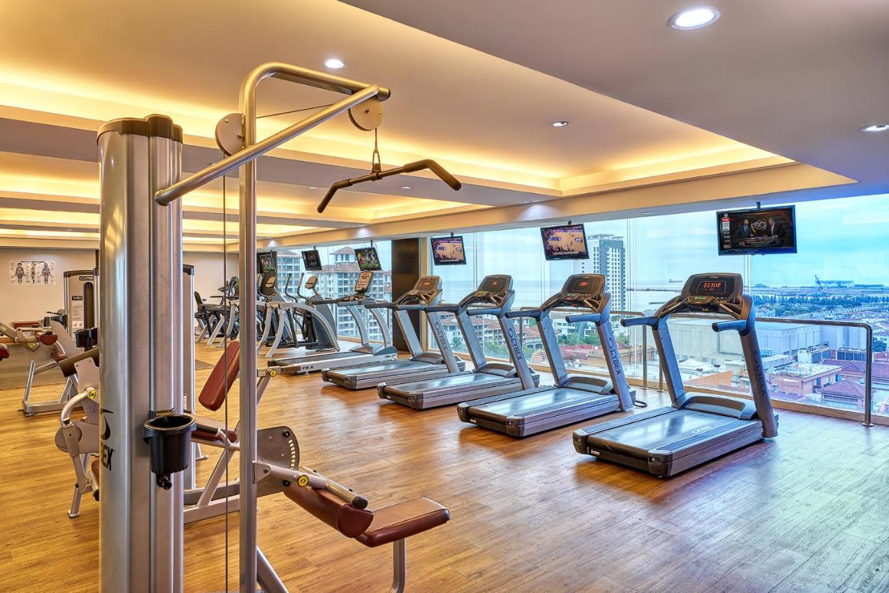 Hatten Hotel Melaka Buitenkant foto The gym at the hotel