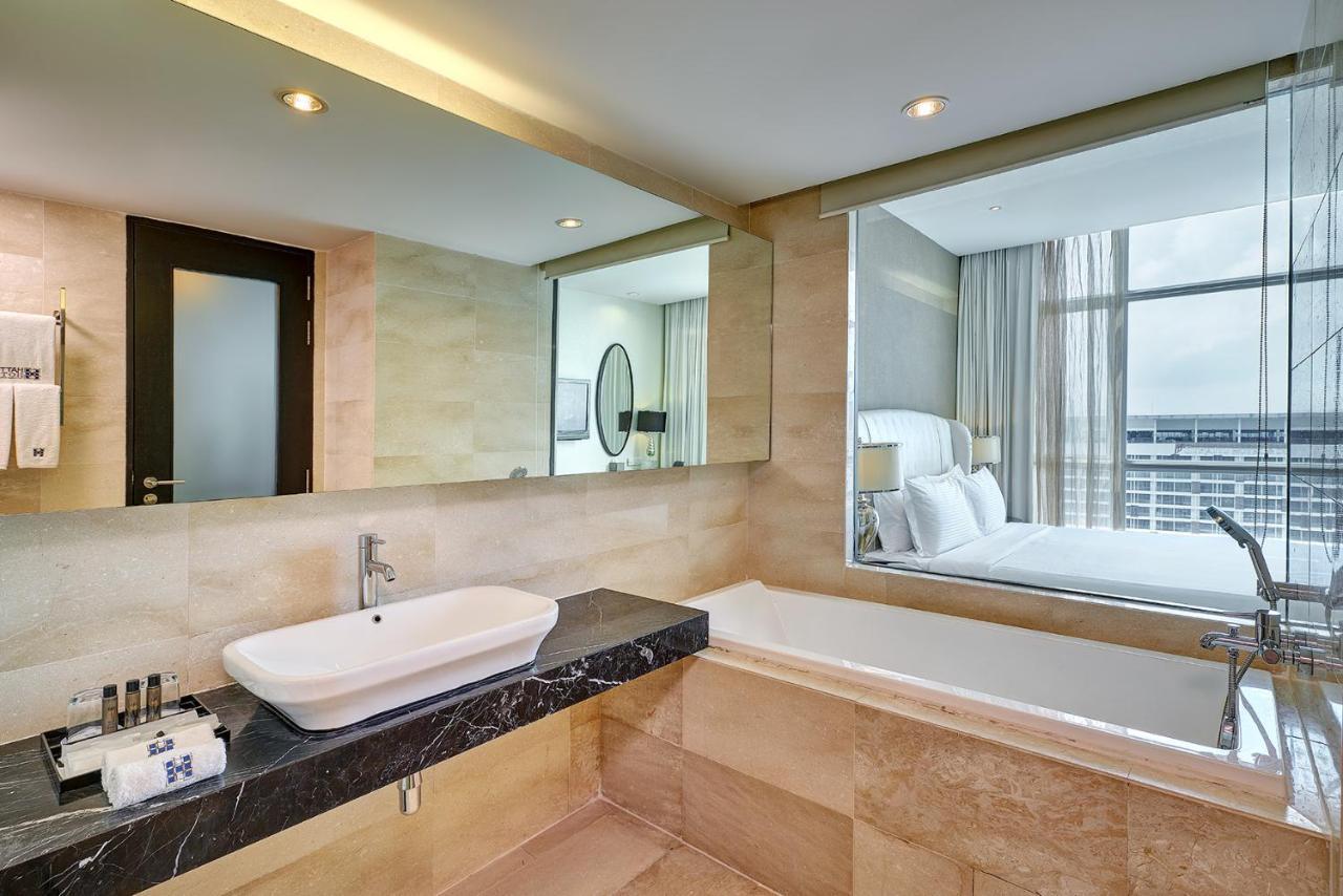 Hatten Hotel Melaka Buitenkant foto Bathroom